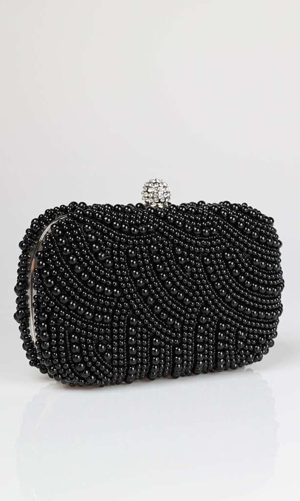czarna torebka z perełkami