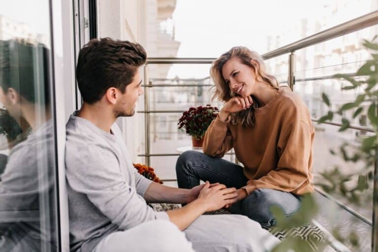 kobieta i mężczyzna przeprowadzają test zgodności dla par na balkonie