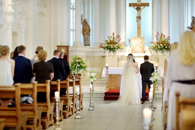 para młoda bierze ślub konkordatowy w kościele